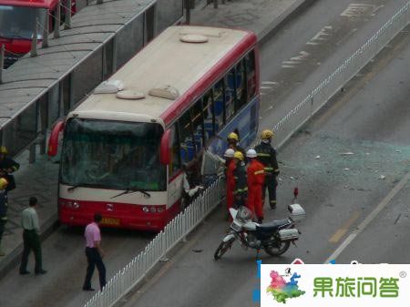 昆明一辆公交车在闹市区发生爆炸(组图)