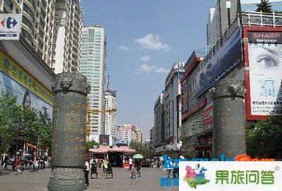 酒店坐落于北京路与穿金路交叉口的南侧，邻近南屏街、金马碧鸡坊。