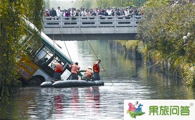 昆明公交车撞车撞树